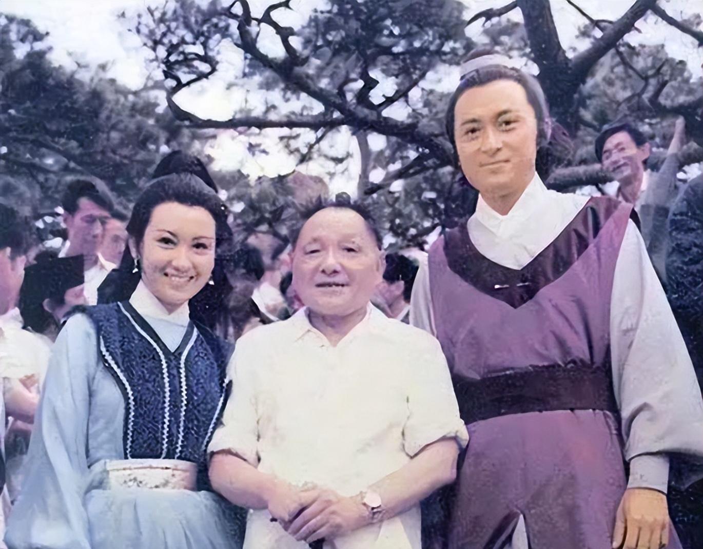 鲍起静|79年邓小平登黄山偶遇摄制组,欣然与女星合影,事实证明此举高明