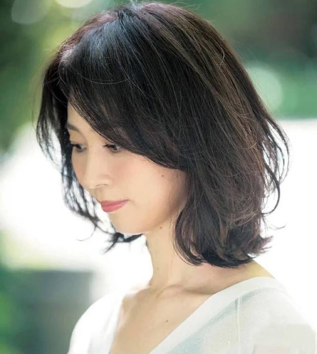 发型 40岁以后，不要老是留长发，烫卷发，这些发型让你的气质更显青春