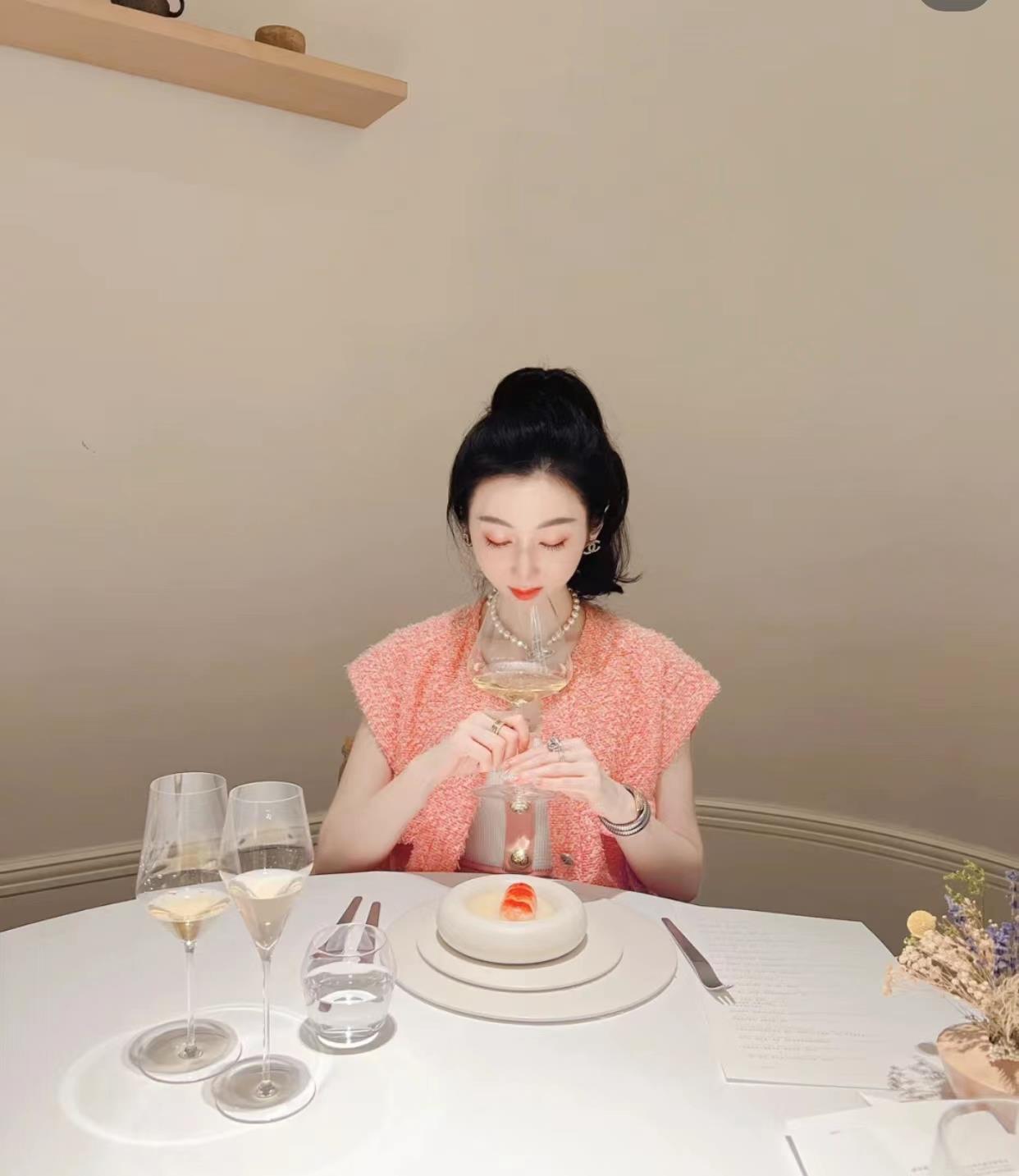 傅东育|李晨和美女富豪吃大餐!头靠头合影显亲密,还曾在酒吧嗨玩到凌晨