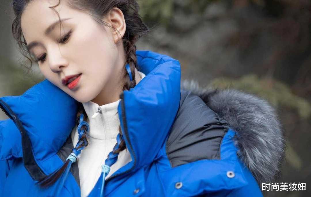 刘诗诗|刘诗诗才是气质女王,穿蓝色羽绒服也这么美,扎麻花辫像少女