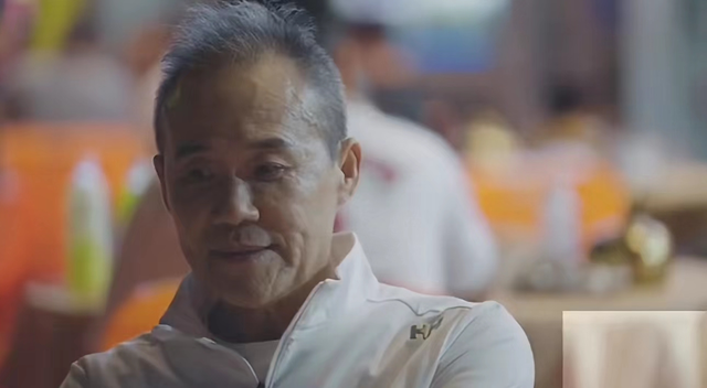 田朴珺|王石田朴珺婚变风波后同框！女方面无表情要求秀恩爱，男方显无奈！