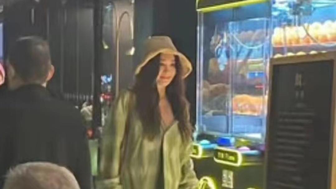 温碧霞|56岁温碧霞现身四川吃火锅，秀美腿似女大学生，被曝太好吃还打包