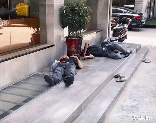 浙江3名农民工酒店外席地而睡,老板娘邀请来大堂吹空调,泪目了