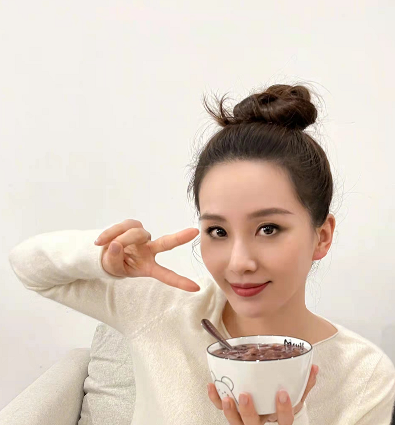 刘诗诗|刘诗诗终于勤快营业了！腊八美照扎丸子头用力过猛，好在气质出众