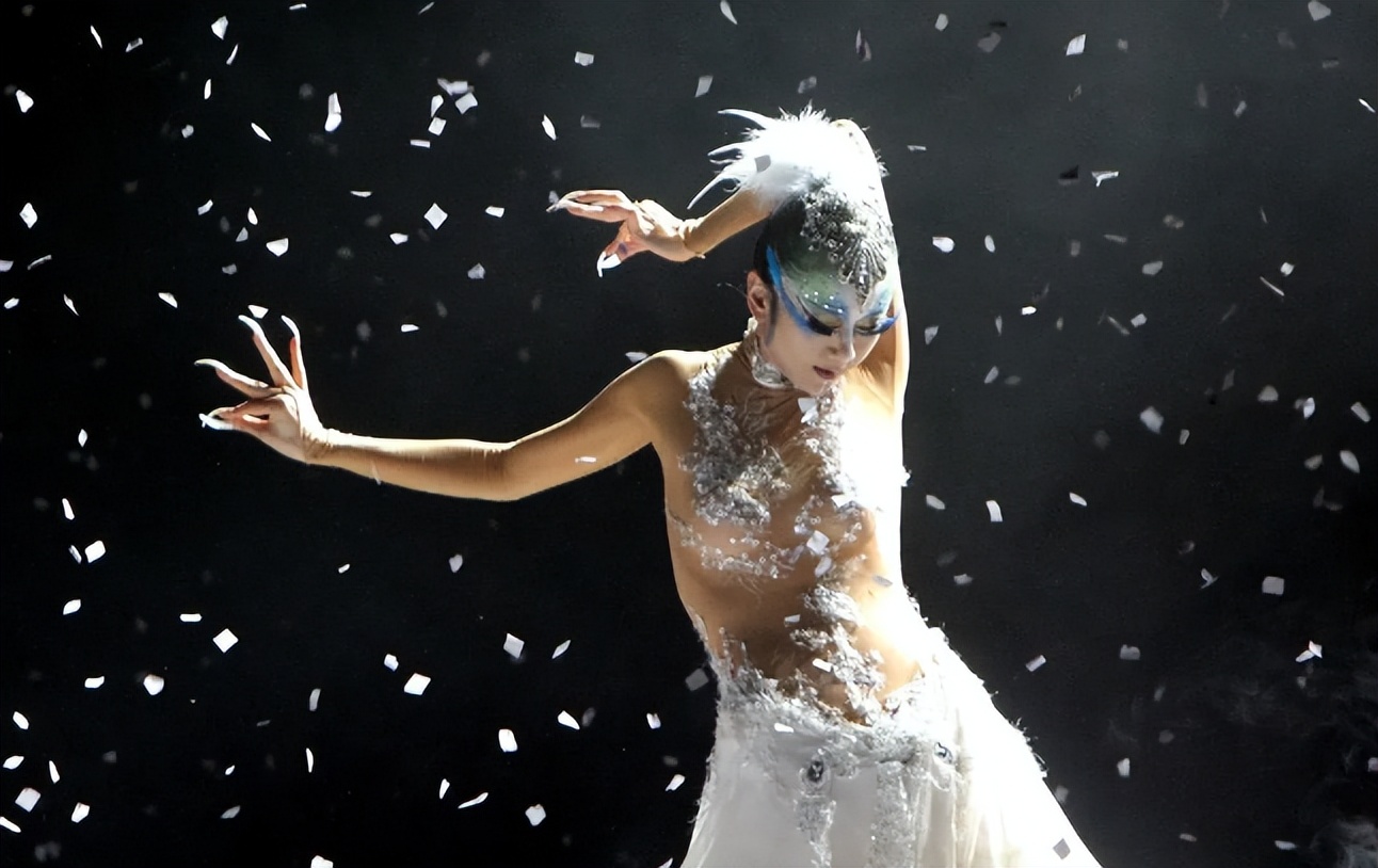 杨丽萍|回顾杨丽萍感染新冠不听劝阻坚持上舞台惹众怒:要把整个剧院感染吗