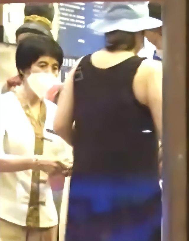 郝蕾|郝蕾与男友酒店汗蒸被拍,穿吊带体型十分丰腴