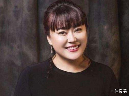 李菁菁|51岁李菁菁和女儿同框出镜，患癌后瘦成尖下巴，女儿颜值也很高