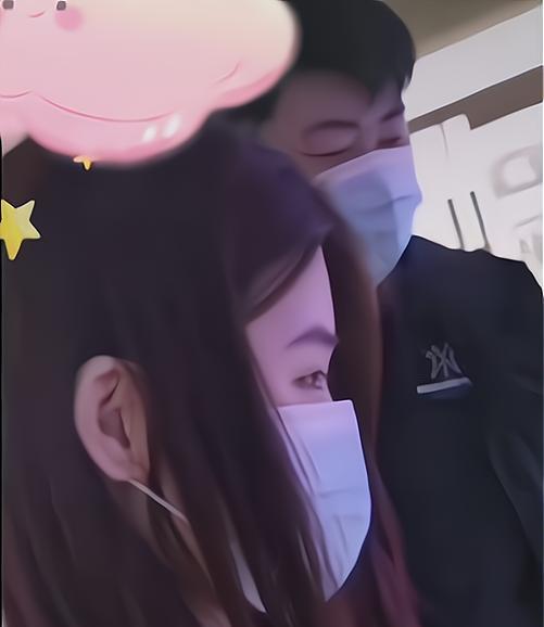 |朱单伟带陈萌买手机，将未婚妻搂在怀里憨笑，不日就将举办婚礼