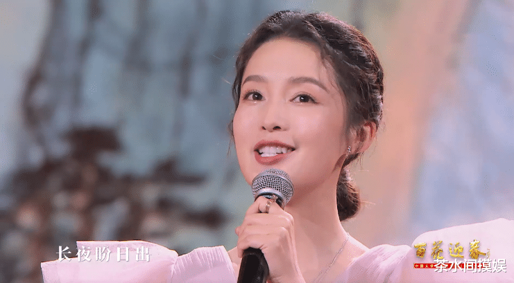 杨幂|文联春晚太热闹:朱迅双眼皮抢镜、杨幂大秀美腿,小沈阳露面献唱