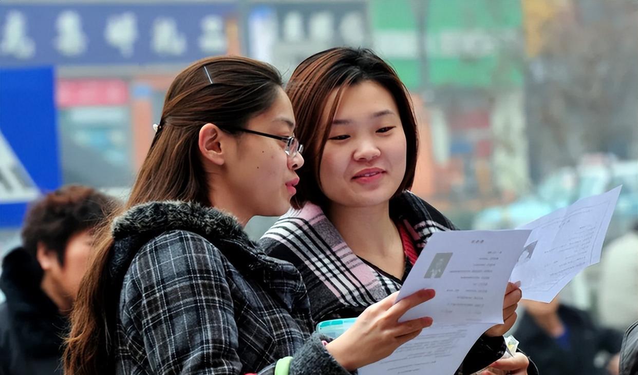 hr|HR当面撕毁女大学生求职简历！引发热议！该公司却回应：简单销毁