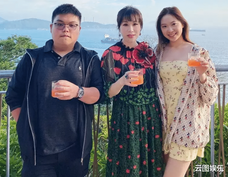 吕良伟|吕良伟否认儿子追求甄子丹女儿！赞21岁爱子细心体贴，受异性欢迎