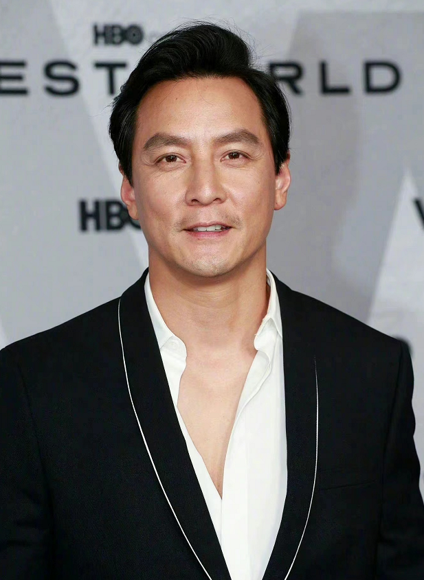 吴彦祖|吴彦祖全家高调亮相红毯！老婆穿黑裙好显老，9岁女儿染红发真潮