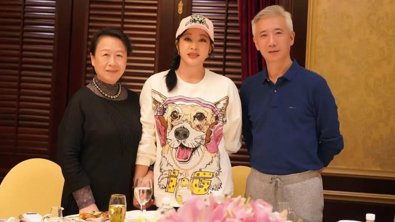 刘晓庆|刘晓庆正月聚会不怕冻！穿短裙衣着清凉身材太出挑，扎马尾辫变“冻龄”美人