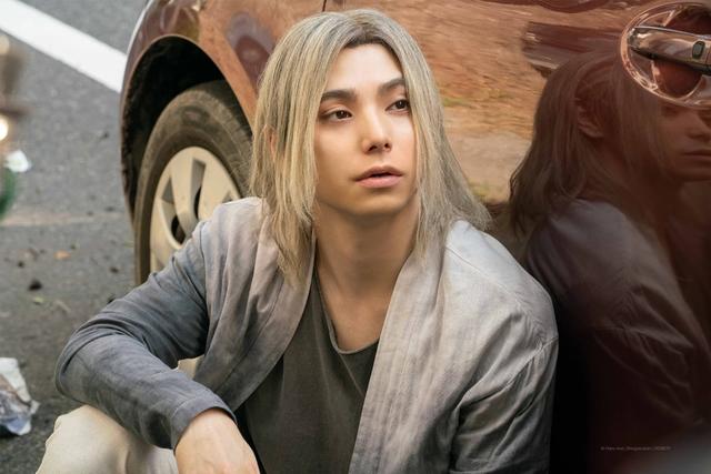 村上虹郎|苣屋戏外是黑发大帅哥!村上虹郎浓颜系帅脸超迷人,爸妈皆是大咖