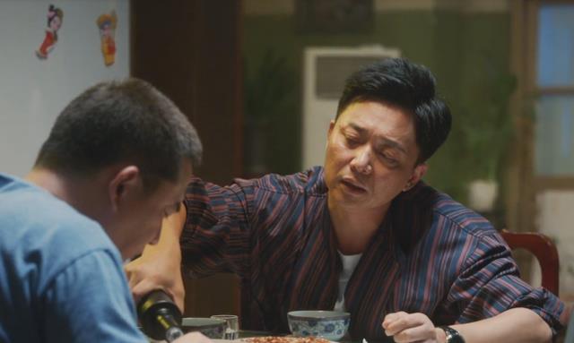 张卫国的夏天|《张卫国的夏天》悲催男主：交不起每月3万房租，就要被扫地出门