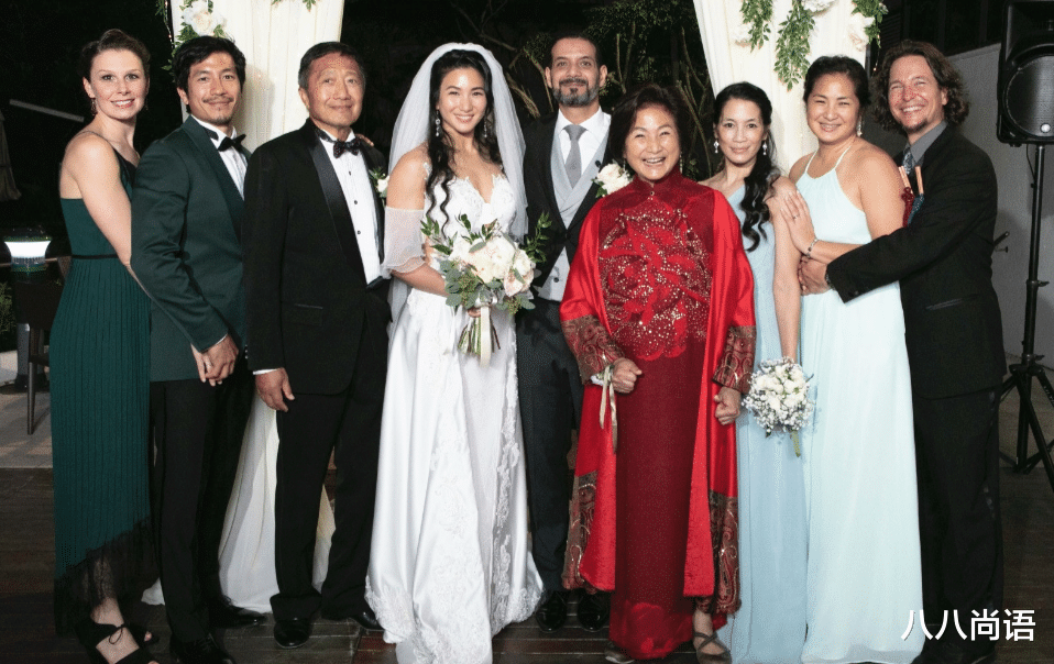 郑佩佩|郑佩佩前夫近照,穿红色卫衣为外孙庆生,同框女儿一家比女婿年轻