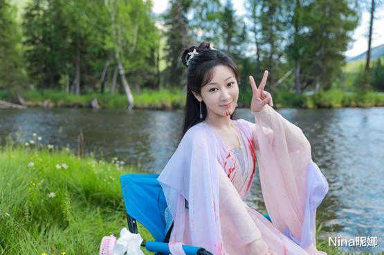 杨紫|30岁杨紫早该这么打扮,中秋穿露脐装彻底放开秀身材,蚂蚁腰吸睛