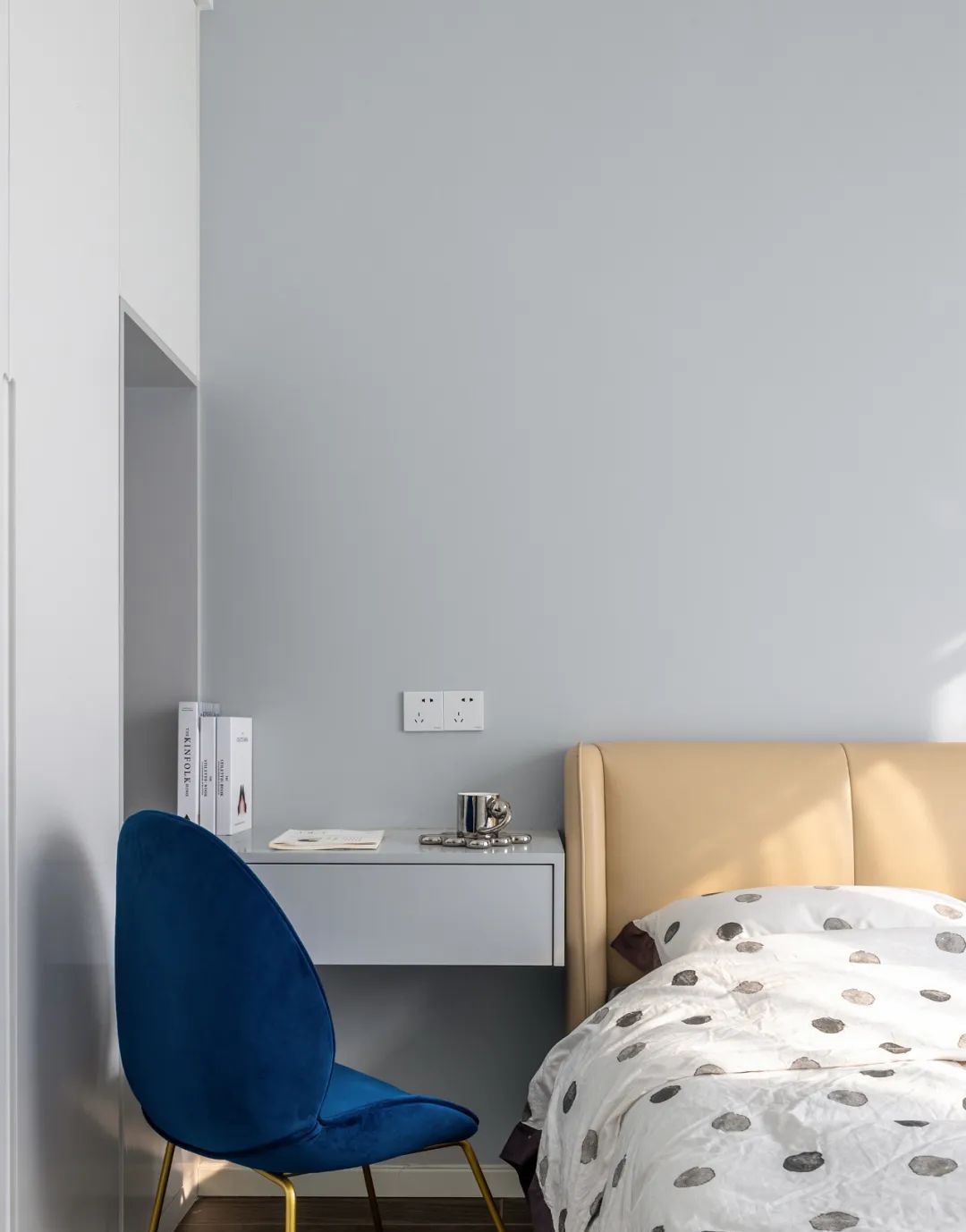 床头这样设计,连床头柜都省了,真是太好用了!