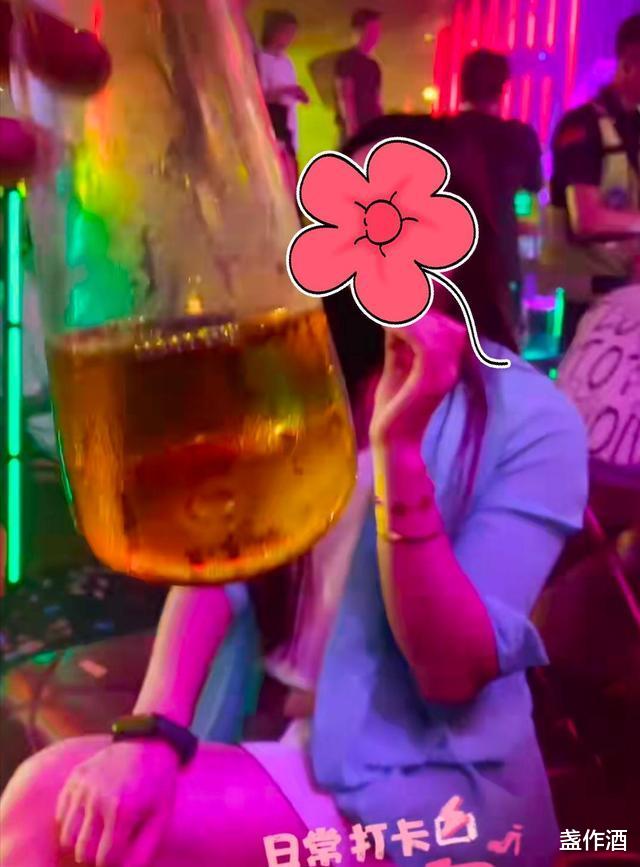 年轻女孩夜场上班,下班抱着垃圾桶狂吐不止,网友:同情但不推崇