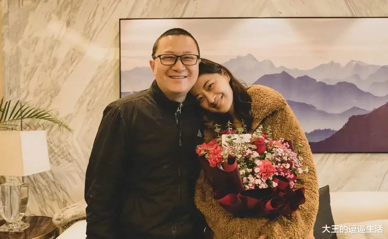 梅婷|梅婷罕见秀恩爱，素颜出镜黑眼圈明显，手捧鲜花依偎在老公身旁