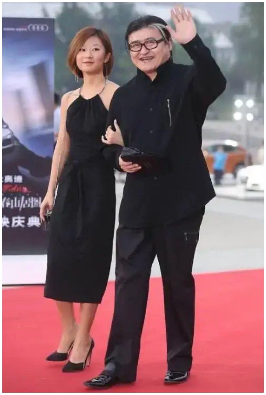 刘欢 刘欢罕见带女儿走红毯，女儿穿挂脖小黑裙留侧分短发，气质太出众