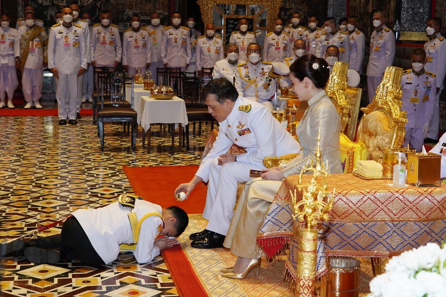 苏提达|苏提达又得宠了！穿一身嫩黄色陪泰王亮相笑开花，诗妮娜彻底没戏