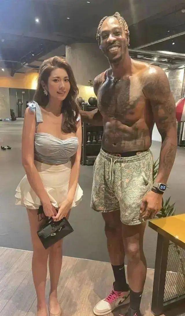 太热情！霍华德公主抱女球迷，合影被搂腰，魔兽：太疯了