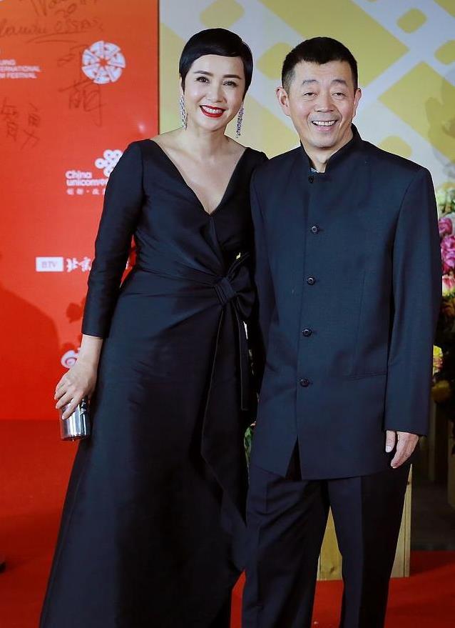 蒋雯丽|蒋雯丽夫妻合体现身,穿风衣彰显女性魅力,顾长卫有老干部气质