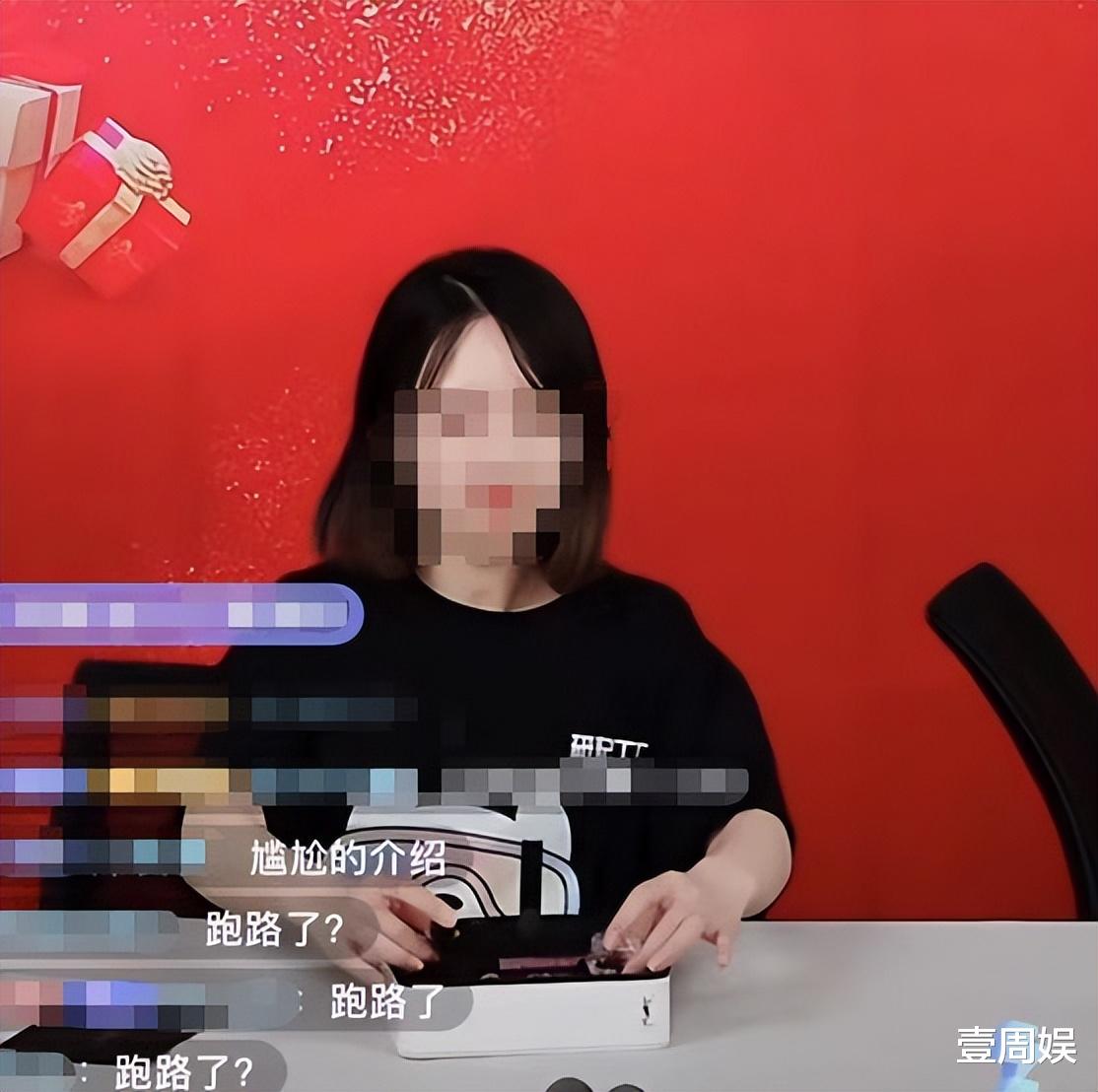 温碧霞|温碧霞直播卖货,产品不熟悉只顾喝奶茶?网友:在旁边装架子!