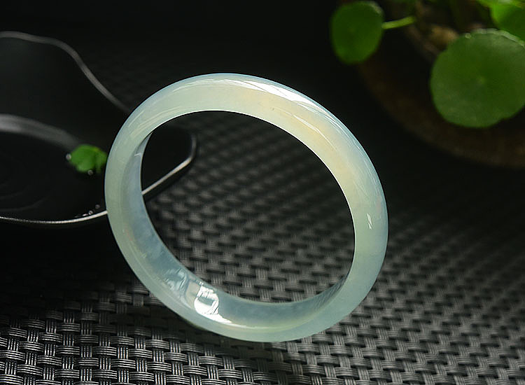 翡翠手镯|圈口是影响翡翠手镯价格的因素之1!小圈口的翠友们有福了