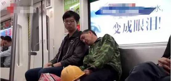 大叔靠在女孩的肩膀上睡觉,本以为女孩会嫌弃叫醒。