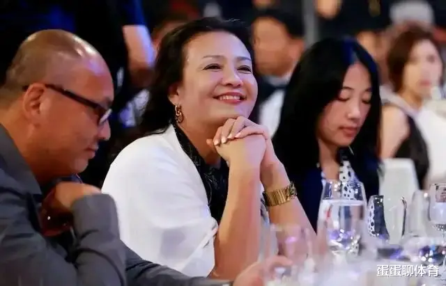 张兰|张兰凭一己之力，两天内把麻六记产品卖脱销