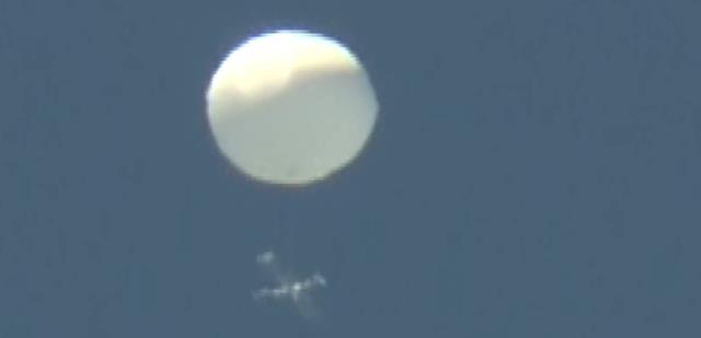日本上空出现巨型UFO,展开后高过两层楼,当地人担忧引发事故