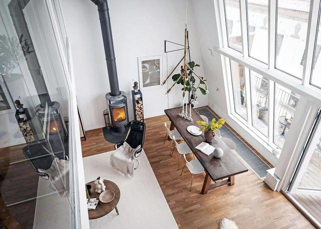 她家的顶层复式公寓,简洁有设计感,舒适温馨,一个人住太爽了