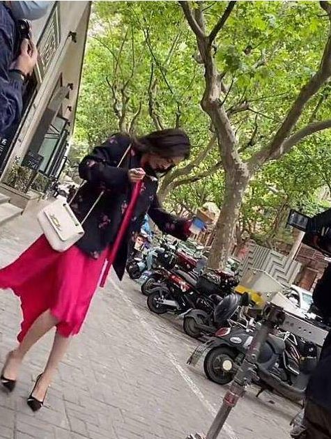 杨幂|《花少4》现身常德，杨幂举动惹争议，不与店家打招呼被指没礼貌