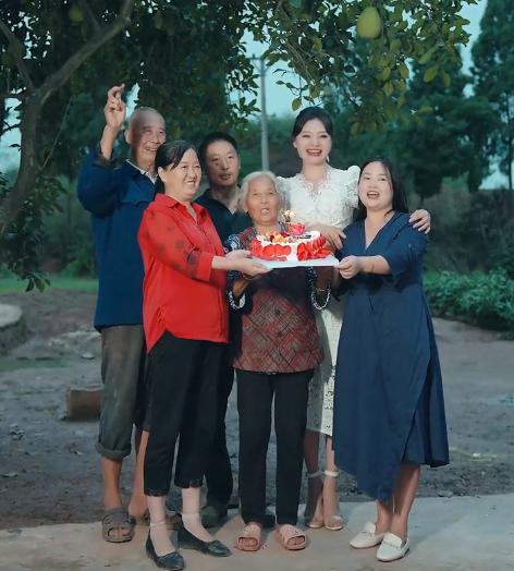 章泽天|唐小鱼首播引争议，与闺蜜胸部紧贴爷爷胳膊，网友：赶紧封杀