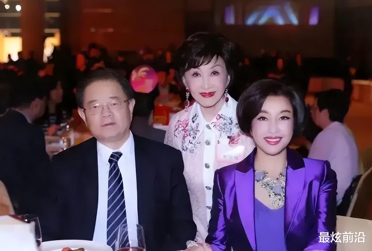 刘晓庆和80岁老公罕见同框,穿紫西装优雅端庄,夫妻俩却像两代人