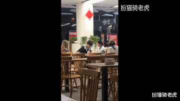 大学生谈3个女朋友被发现,3个女孩在食堂逼他下跪、扇自己耳光