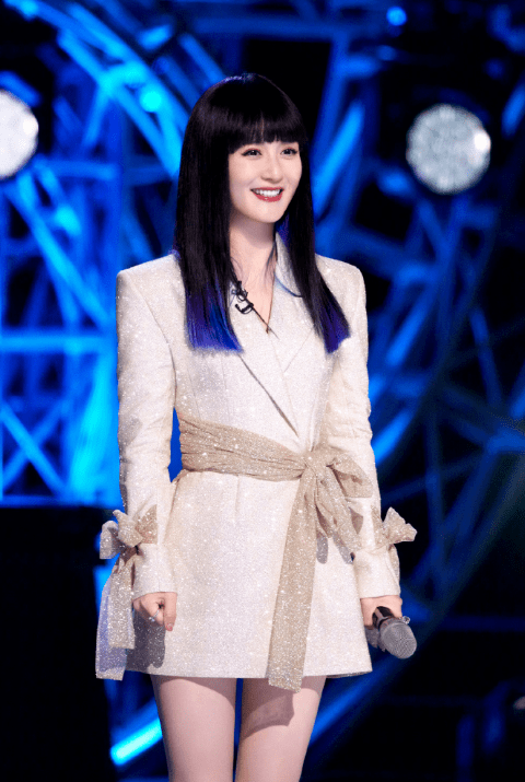 蔡卓宜|谢娜全家出游晒照片,人手一娃太幸福,两小只背影高挑让人羡慕