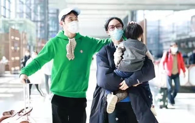 贾玲|张歆艺一家三口高调走机场!袁弘穿绿卫衣扮嫩,3岁儿子个头不小