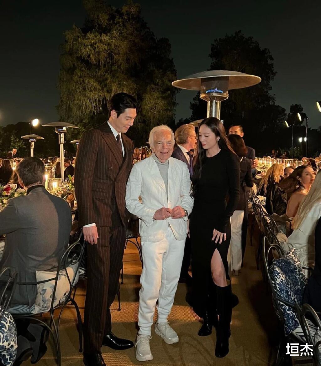 郑秀晶|金宇彬与郑秀晶合影，网友直呼：我见到了宝娜英道长大后的样子