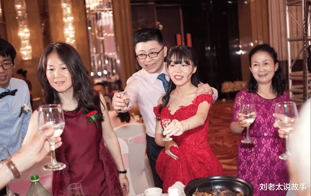 贵州小伙结婚,来7桌人却送了8万块彩礼,看到喜酒忿然离席