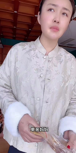 赵本山|在拿单亲妈妈博取同情，贪财不是错，但要有个度。有网友问她什么时候开