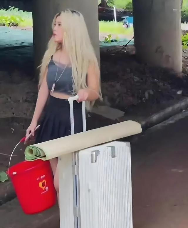 东莞|纪实：女子提桶找工作，要价日薪800：我颜值高，在东莞时月薪8万