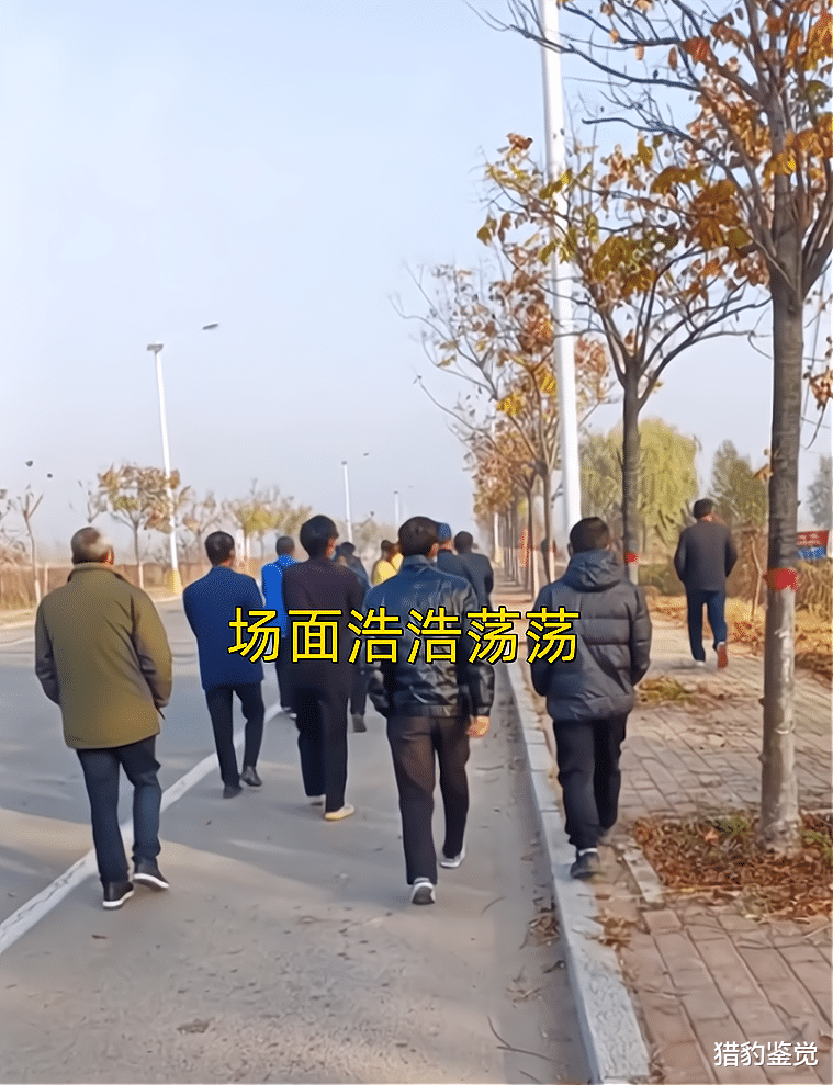 河南女子被婆婆欺负,娘家喊半个村子人出动,场面浩浩荡荡