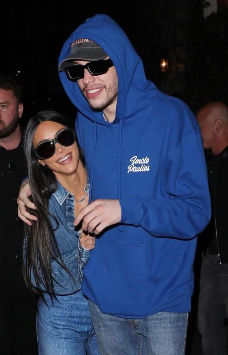 卡戴珊|卡戴珊在男友面前穿得挺乖，一身牛仔装显年轻，却被首富女友抢镜