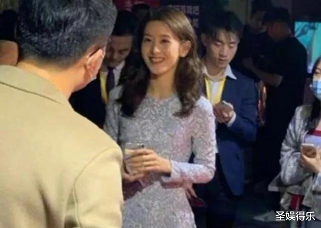 章泽天|章泽天素颜什么样？看到路人照下的她，终于理解了强哥