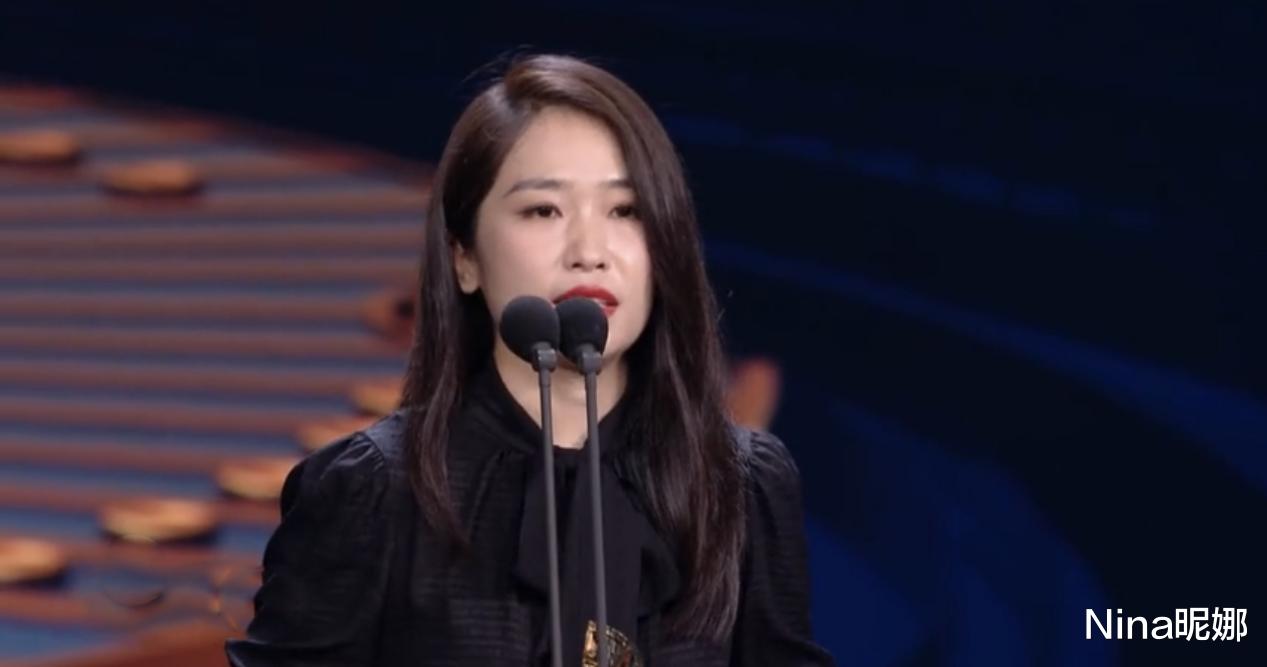 章子怡|张艺谋女儿挑大梁,39岁穿小黑裙独自走红毯,浓妆艳抹撞脸章子怡