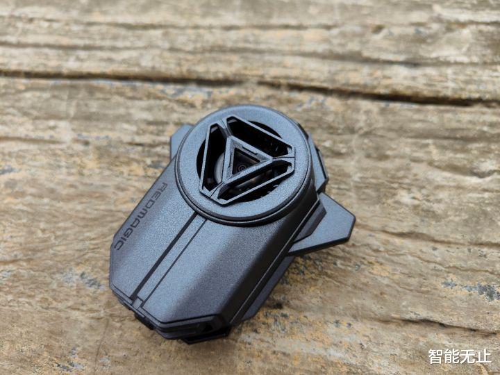 |手机发热“克星”，红魔涡轮散热背夹带来极致散热、沉浸游戏体验