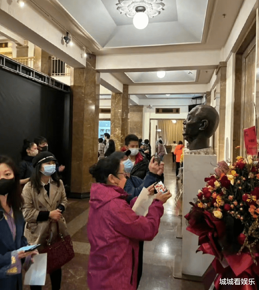 胡军|胡军儿子14岁身高一米八!现身剧院接妈妈下班,五官清秀似爸爸